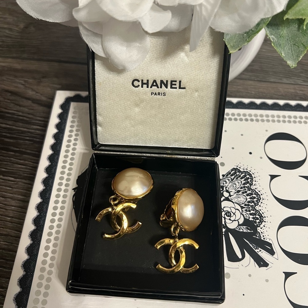 CHANEL Vintage Faux Pearl Gold CC Dangle Clip-On‎ Earrings